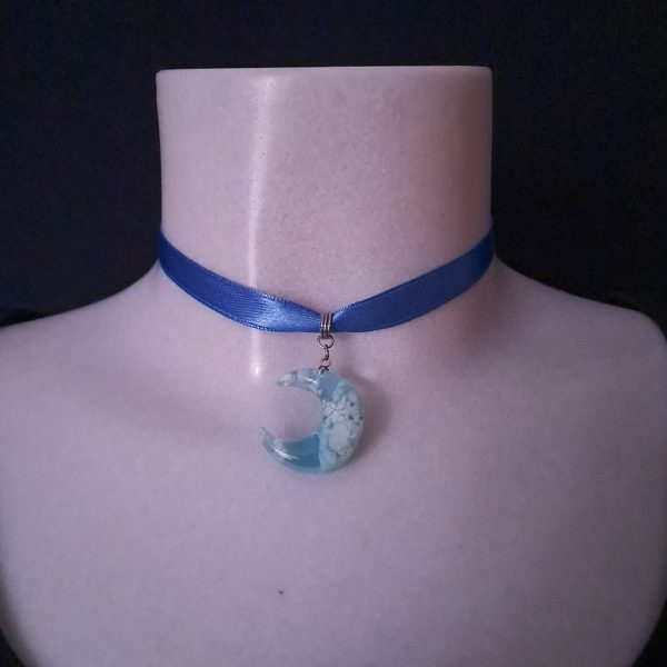 Blue moon ribbon choker